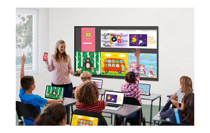 As telas dos laptops dos alunos e do celular do professor estão sendo compartilhadas com o monitor.
