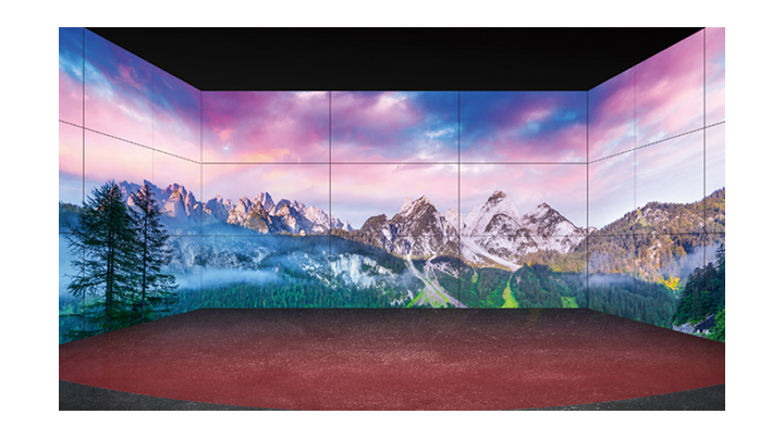 Một số màn hình được lắp đặt ở cả hai bên và bức tường phía trước cung cấp một cái nhìn sống động hơn và rộng hơn.