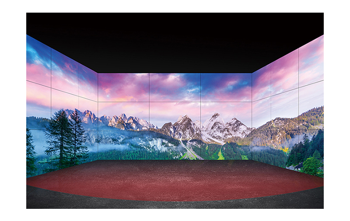 Một số màn hình được lắp đặt ở hai bên và bức tường phía trước mang lại một cái nhìn sống động hơn và rộng hơn.