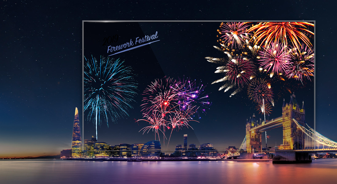 LG Transparent OLED Signage vividly shows the fireworks, making the screen look more colorful in harmony with the actual night view behind it.