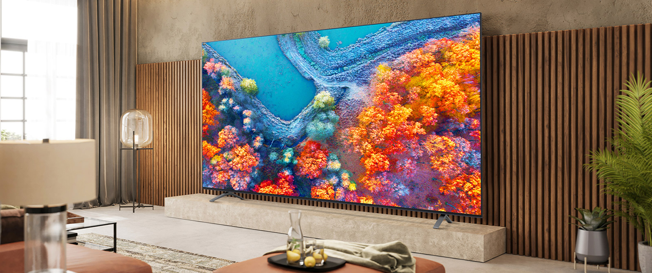 In the living room, there is a large slim bezel TV, and the TV’s vivid screen pairs well with the interior.