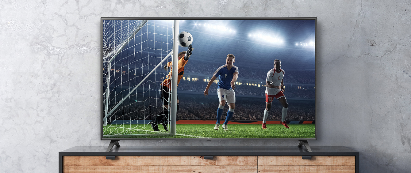 Сцена футбольного матчу, що показана на екрані телевізора, виглядає реальною.
