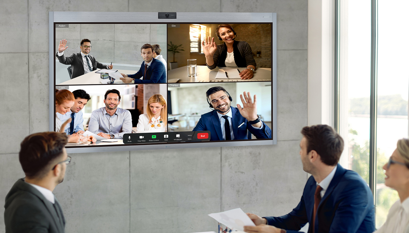 People are having a zoom video conference using LG One:Quick Works. 