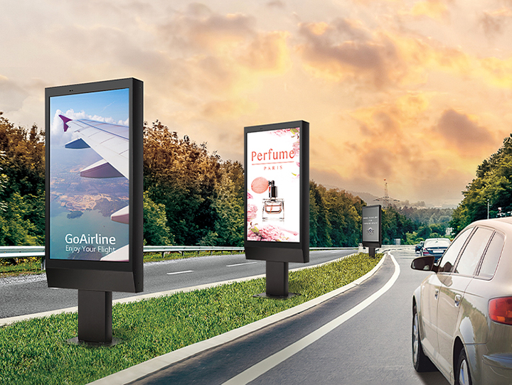 Az út szélére egy XE3C van felszerelve, amely különféle reklámokat jelenít meg.