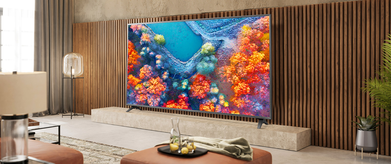 У вітальні встановлений телевізор із тонкою рамкою, яскравий екран якого добре поєднується з інтер'єром.