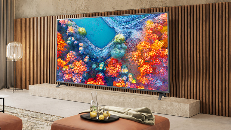In the living room, there is a slim bezel TV, and the TV’s vivid screen pairs well with the interior.