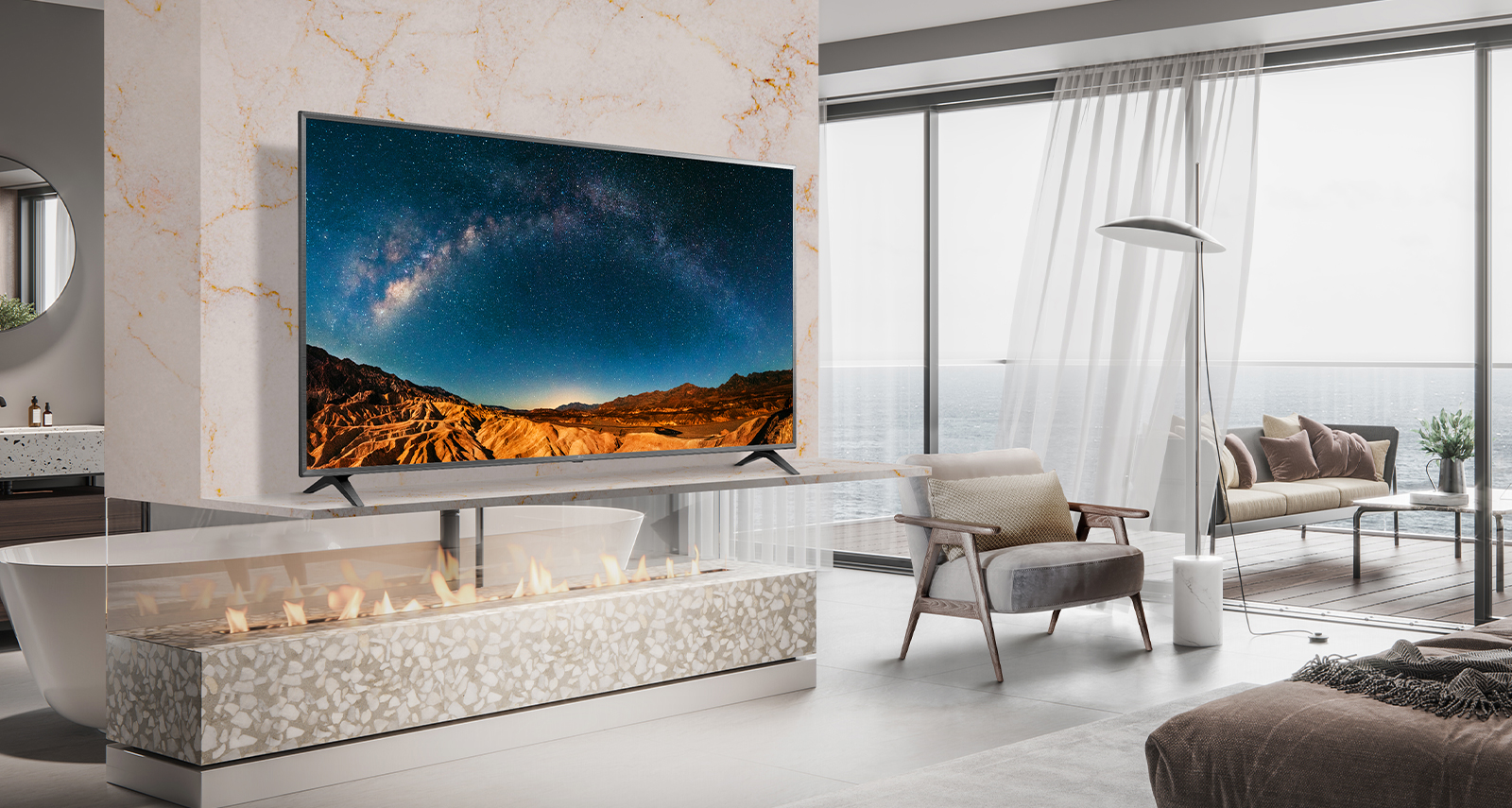 W prostej sypialni z widokiem na morze na półce ściennej znajduje się telewizor.  Krajobraz błękitnego morza jest jasny i wyraźny na ekranie telewizora.
