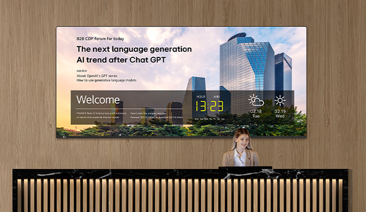Company announcements and schedules are being displayed on the wide screen in the company's lobby. With LG ConnectedCare DMS, IT manager can remotely broadcast the content to specific devices.