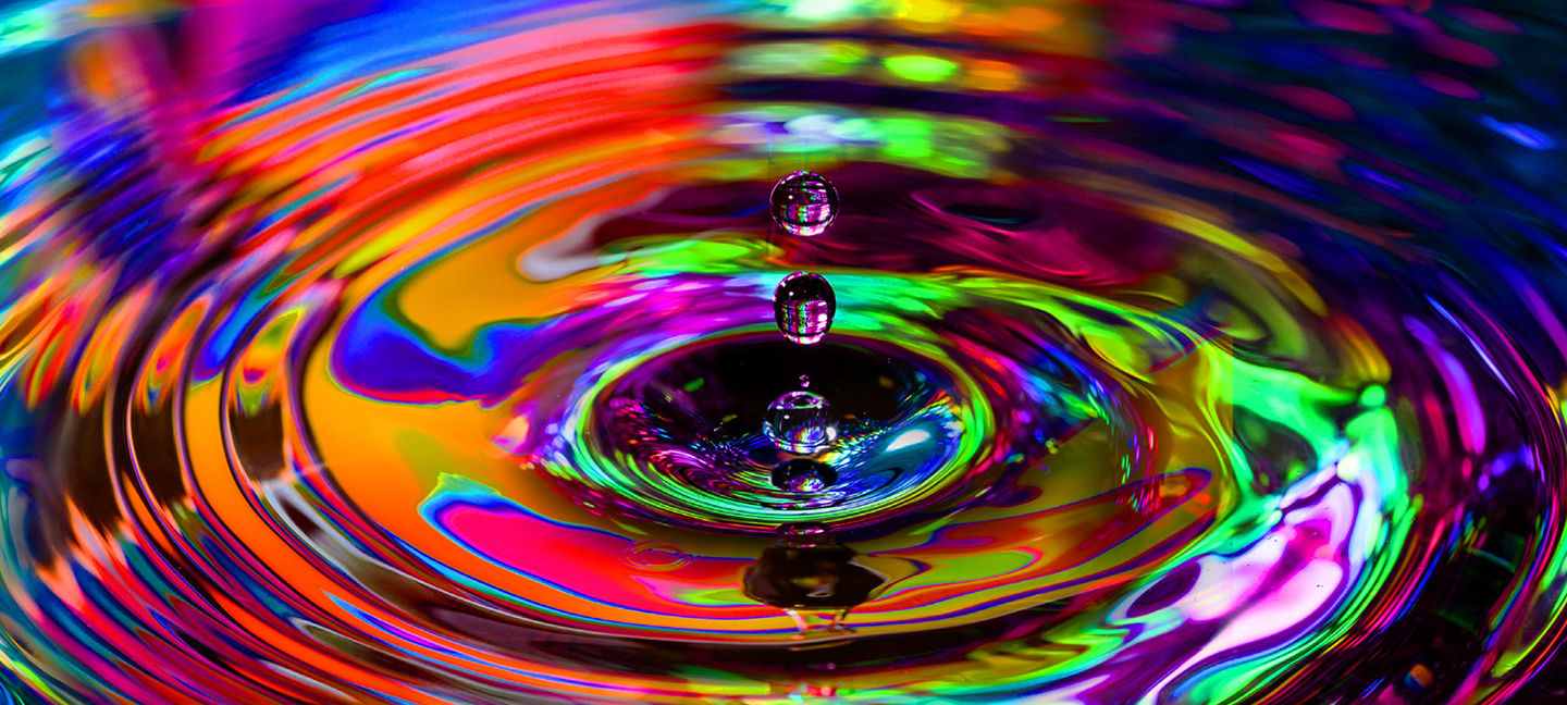 The rippling water is reflecting colorful light, and each color is vividly displayed.