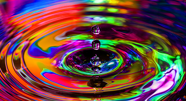 The rippling water is reflecting colorful light, and each color is vividly displayed.