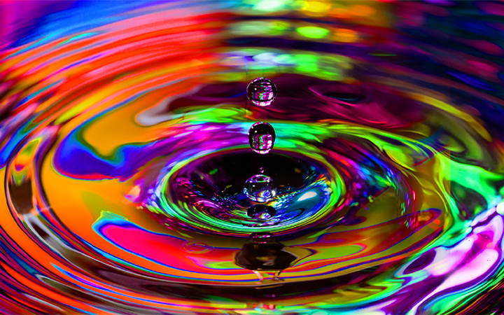 The rippling water is reflecting colorful light, and each color is vividly displayed.