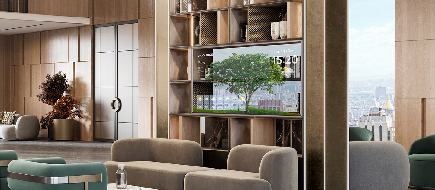 There’s an open display unit in the large lounge with a transparent OLED screen installed in its center. The screen shows images of trees along with the current time and weather information, and the scenery visible through the transparent screen makes the space feel more expansive.