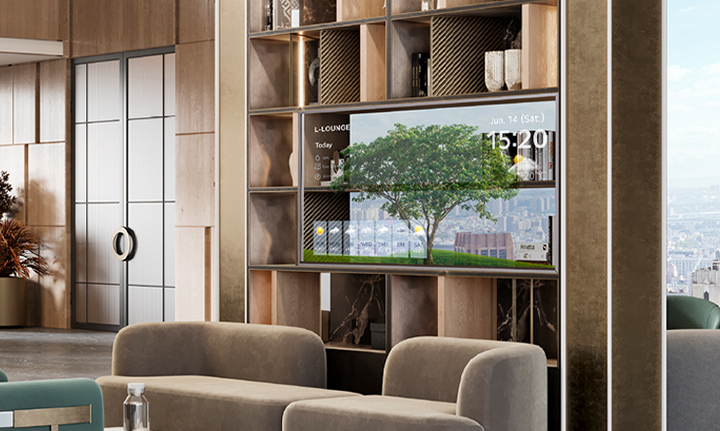 There’s an open display unit in the large lounge with a transparent OLED screen installed in its center. The screen shows images of trees along with the current time and weather information, and the scenery visible through the transparent screen makes the space feel more expansive.