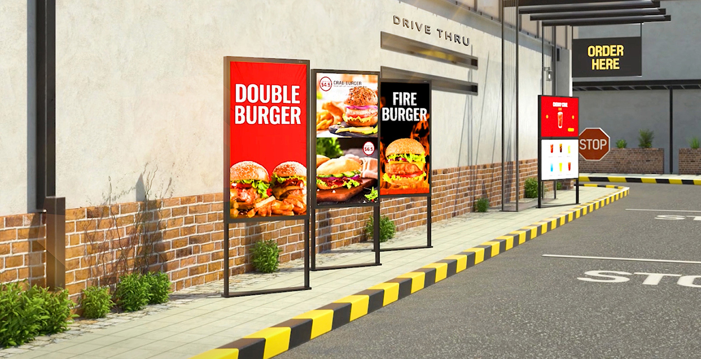 There are four XE3P installed in the drive-thru zone at the burger place, and they vividly display the burger menus and images even in bright sunlight.