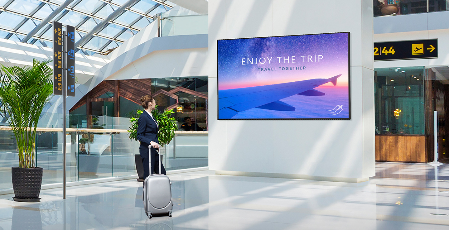 The display has been installed on a column at the airport, which is exposed to bright sunlight. Despite the bright environment, advertisements on the display are clearly visible.