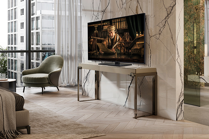 A TV is set in front of the wall in the hotel room, and the TV screen is bright and clear.