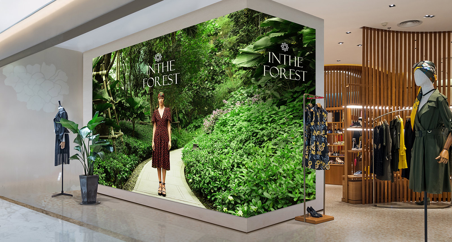 A large LED is installed on the corner wall of the mall near the display window. Although it’s positioned on a wall with an angle, it displays vivid images that look smooth and continuous, without any awkward breaks.