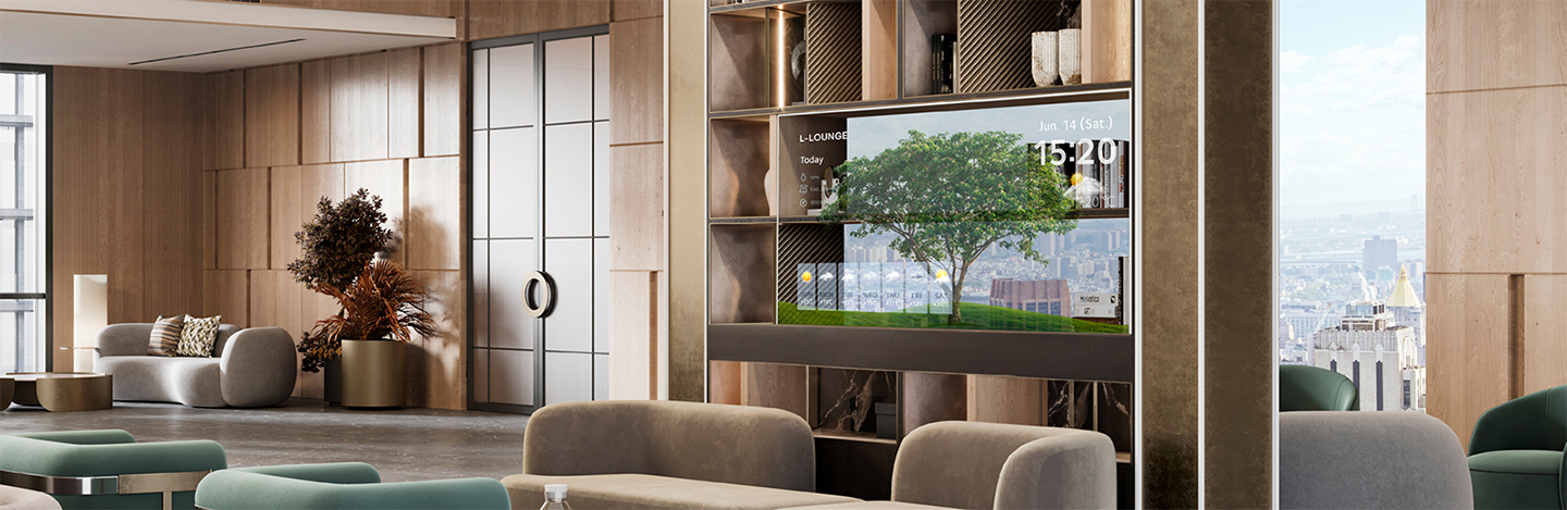 There’s an open display unit in the large lounge with a transparent OLED screen installed in its center. The screen shows an image of a tree along with the current time and weather information, and the scenery visible through the transparent screen makes the space feel more expansive.