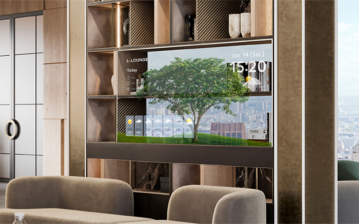 There’s an open display unit in the large lounge with a transparent OLED screen installed in its center. The screen shows an image of a tree along with the current time and weather information, and the scenery visible through the transparent screen makes the space feel more expansive.